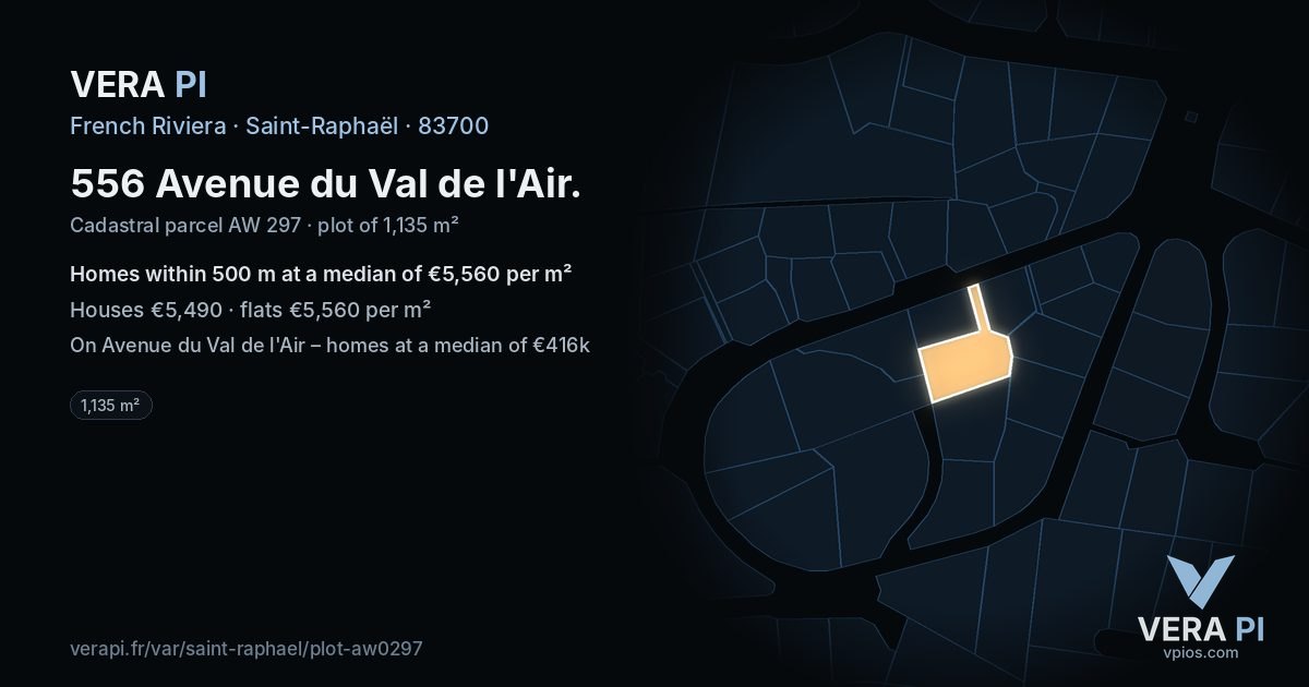 556 Avenue du Val de l'Air, Saint-Raphaël at night – the plot lit, the parcels around coloured by the prices near them