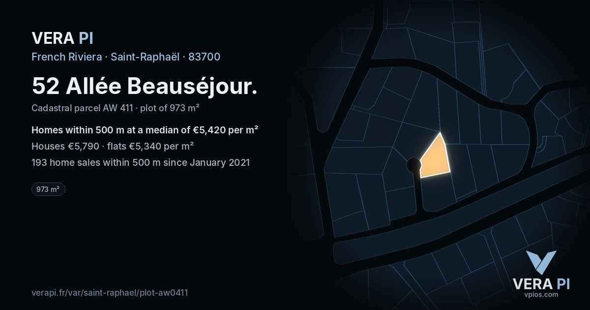 52 Allée Beauséjour, Saint-Raphaël at night – the plot lit, the parcels around coloured by the prices near them