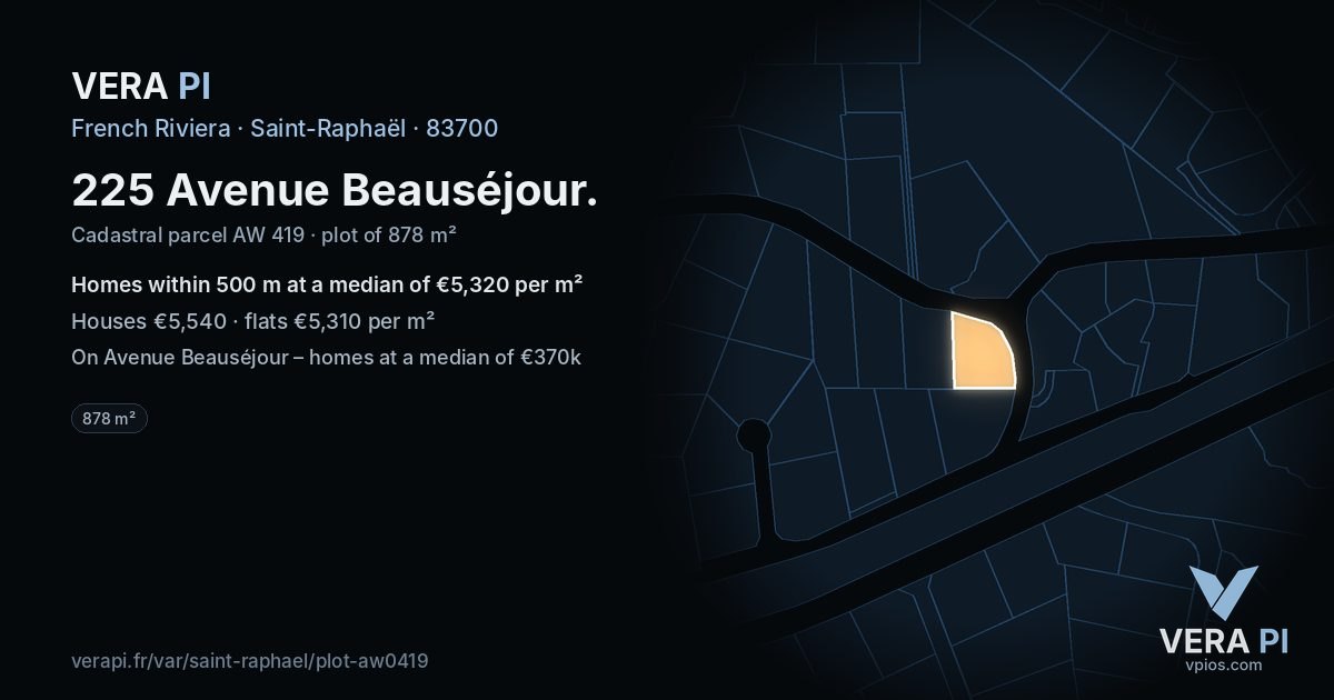 225 Avenue Beauséjour, Saint-Raphaël at night – the plot lit, the parcels around coloured by the prices near them