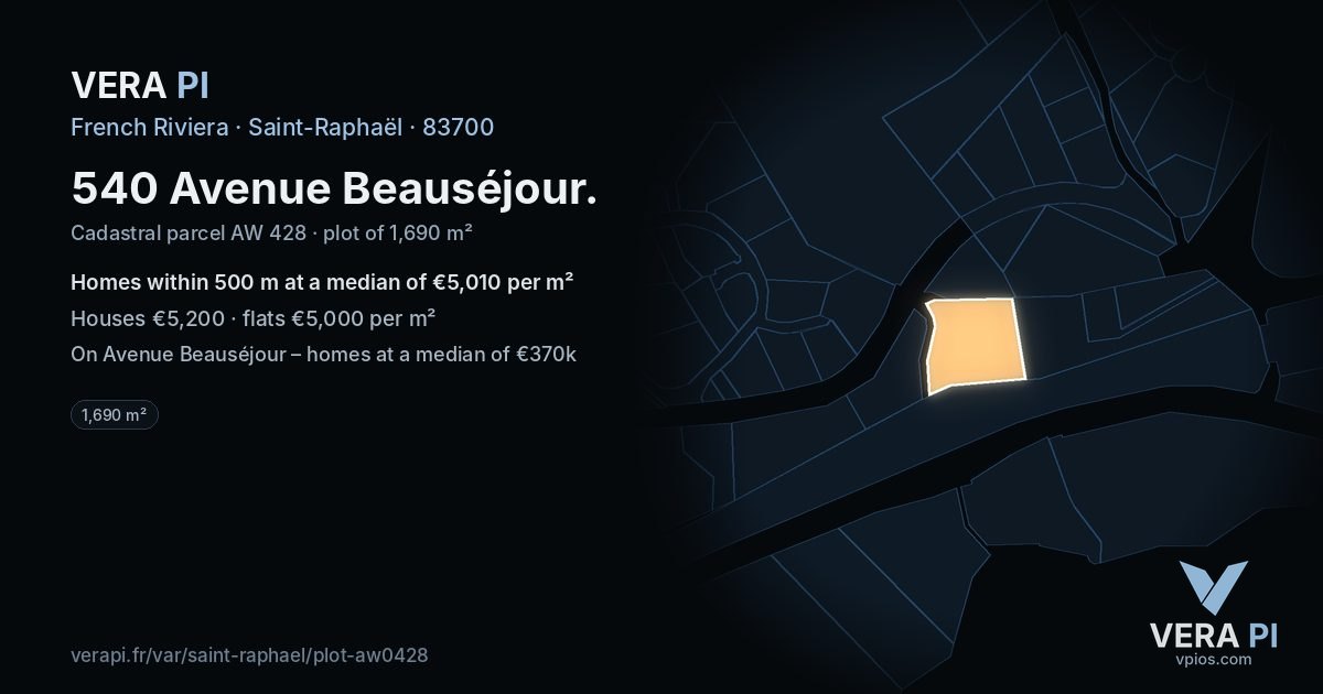 540 Avenue Beauséjour, Saint-Raphaël at night – the plot lit, the parcels around coloured by the prices near them