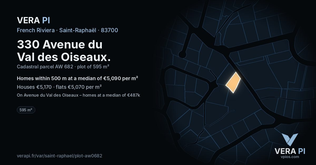 330 Avenue du Val des Oiseaux, Saint-Raphaël at night – the plot lit, the parcels around coloured by the prices near them