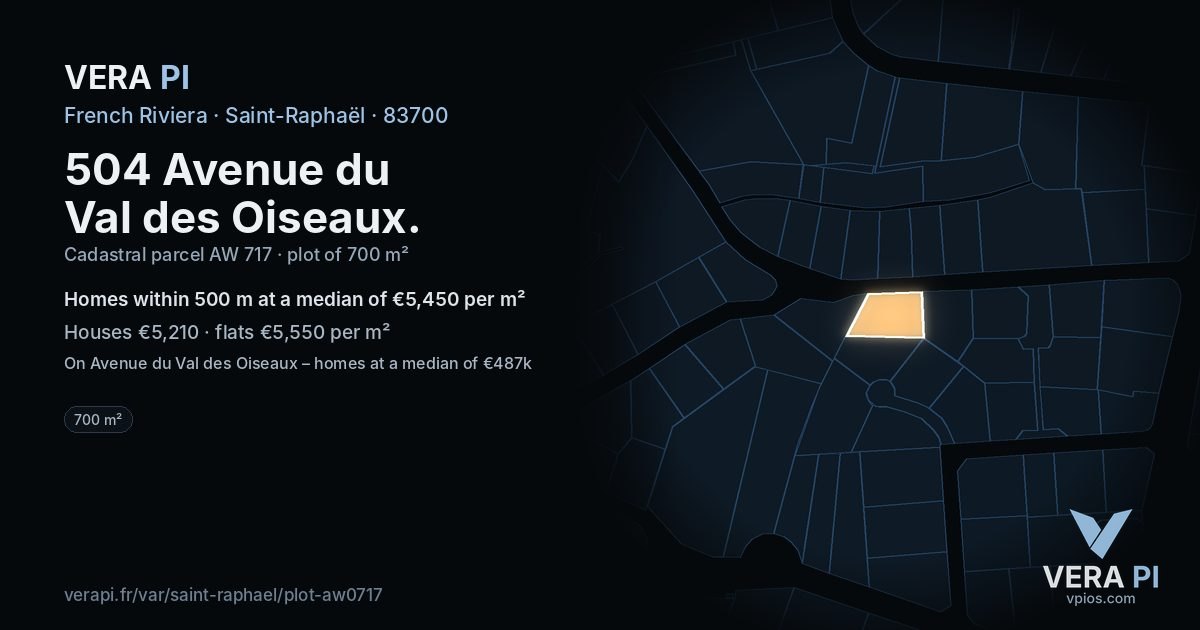 504 Avenue du Val des Oiseaux, Saint-Raphaël at night – the plot lit, the parcels around coloured by the prices near them