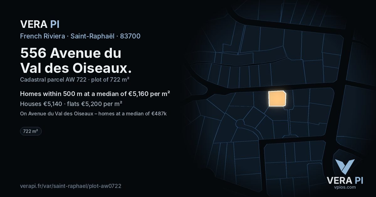 556 Avenue du Val des Oiseaux, Saint-Raphaël at night – the plot lit, the parcels around coloured by the prices near them