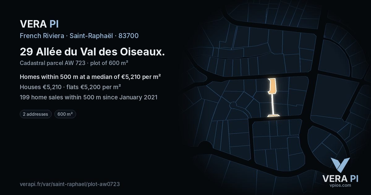 29 Allée du Val des Oiseaux, Saint-Raphaël at night – the plot lit, the parcels around coloured by the prices near them