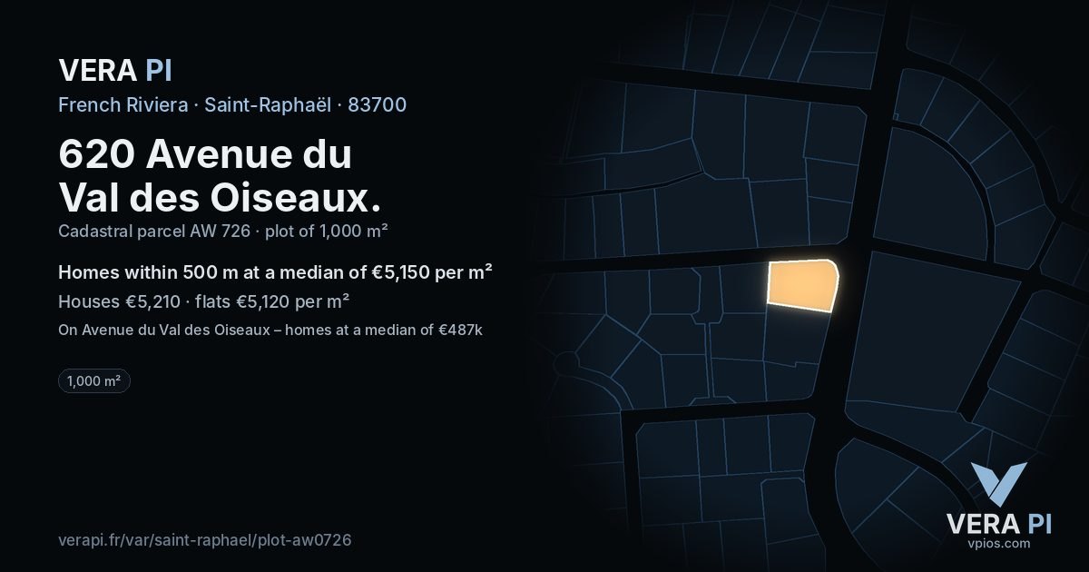620 Avenue du Val des Oiseaux, Saint-Raphaël at night – the plot lit, the parcels around coloured by the prices near them