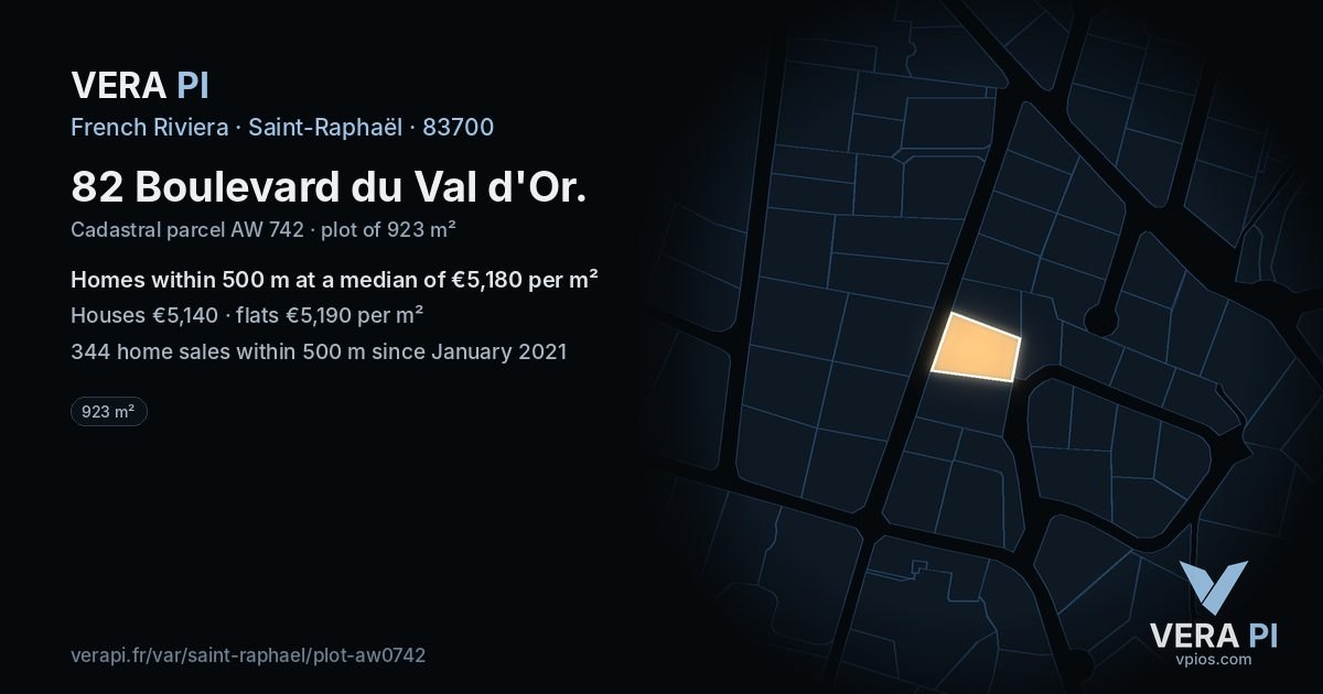 82 Boulevard du Val d'Or, Saint-Raphaël at night – the plot lit, the parcels around coloured by the prices near them