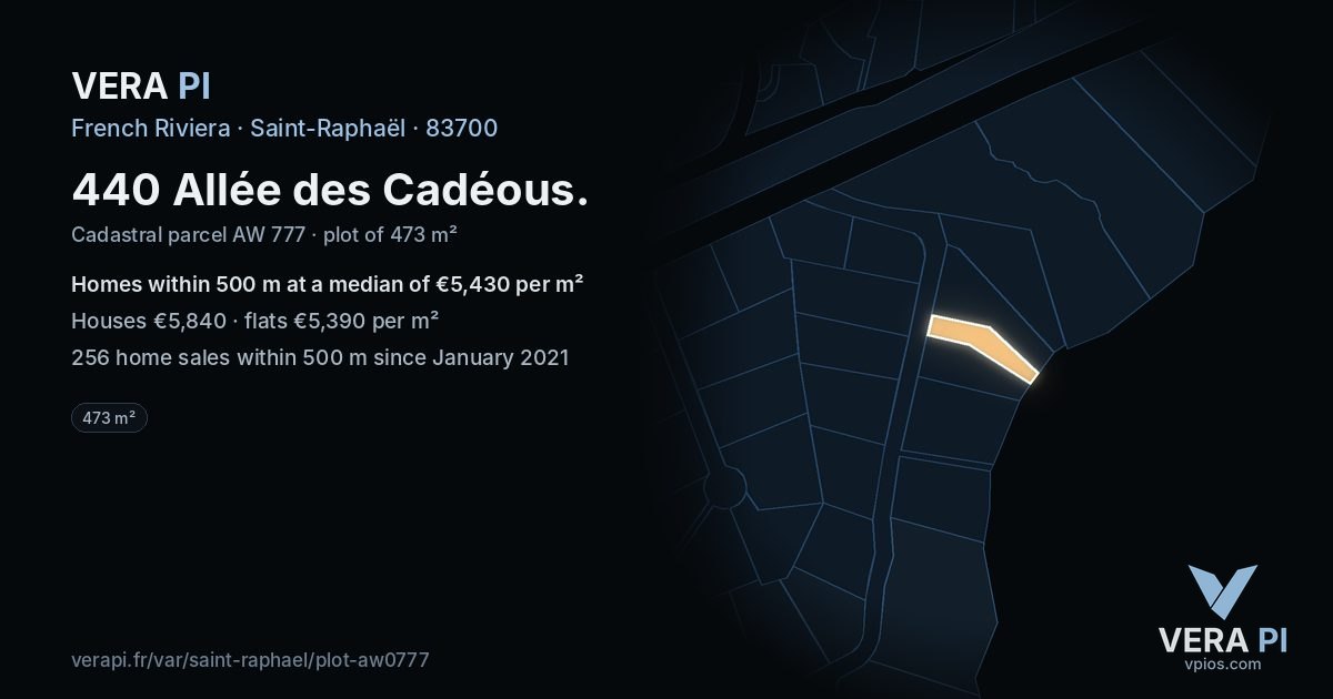 440 Allée des Cadéous, Saint-Raphaël at night – the plot lit, the parcels around coloured by the prices near them