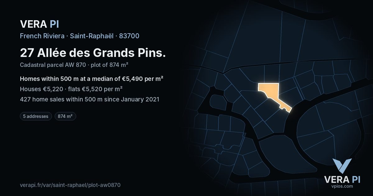 27 Allée des Grands Pins, Saint-Raphaël at night – the plot lit, the parcels around coloured by the prices near them