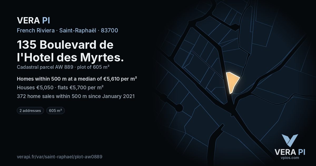 135 Boulevard de l'Hotel des Myrtes, Saint-Raphaël at night – the plot lit, the parcels around coloured by the prices near them