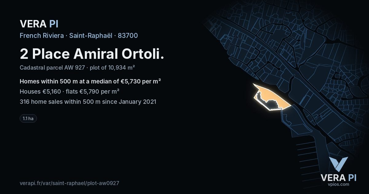2 Place Amiral Ortoli, Saint-Raphaël at night – the plot lit, the parcels around coloured by the prices near them