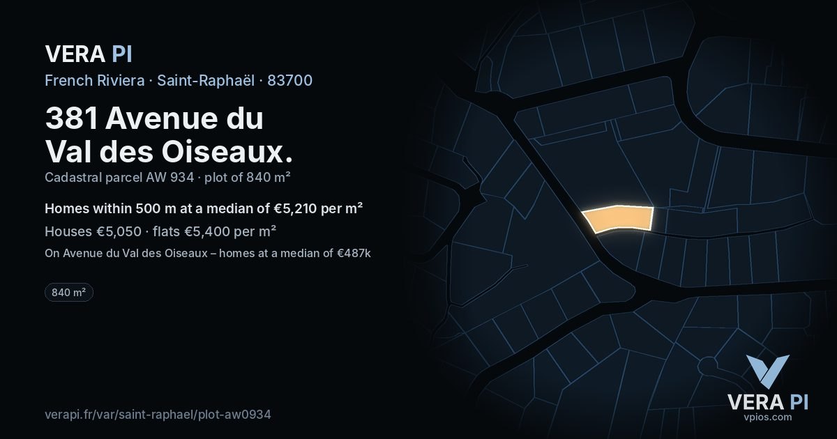 381 Avenue du Val des Oiseaux, Saint-Raphaël at night – the plot lit, the parcels around coloured by the prices near them