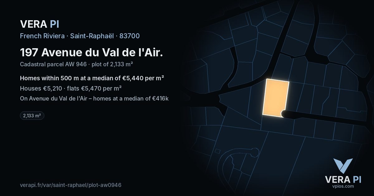 197 Avenue du Val de l'Air, Saint-Raphaël at night – the plot lit, the parcels around coloured by the prices near them