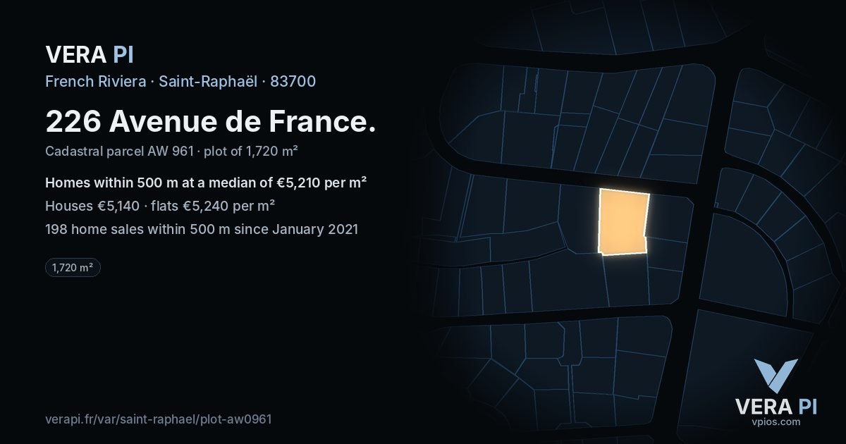 226 Avenue de France, Saint-Raphaël at night – the plot lit, the parcels around coloured by the prices near them