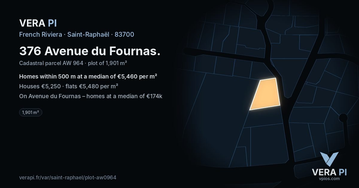 376 Avenue du Fournas, Saint-Raphaël at night – the plot lit, the parcels around coloured by the prices near them