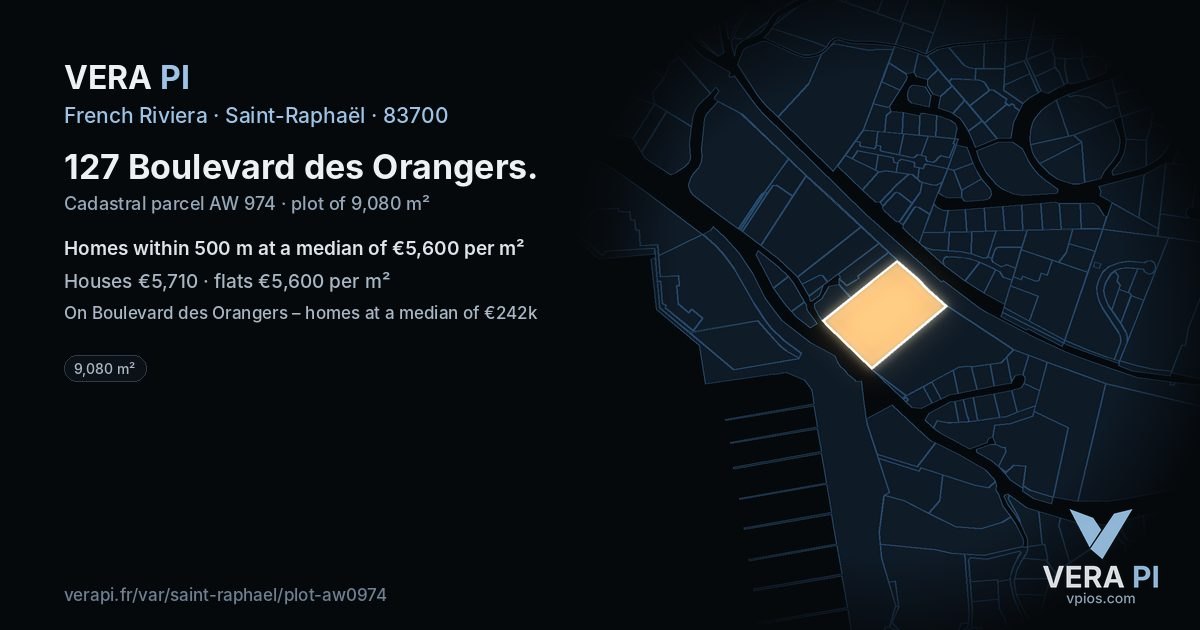 127 Boulevard des Orangers, Saint-Raphaël at night – the plot lit, the parcels around coloured by the prices near them