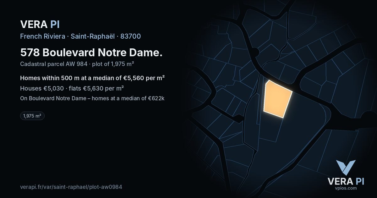 578 Boulevard Notre Dame, Saint-Raphaël at night – the plot lit, the parcels around coloured by the prices near them