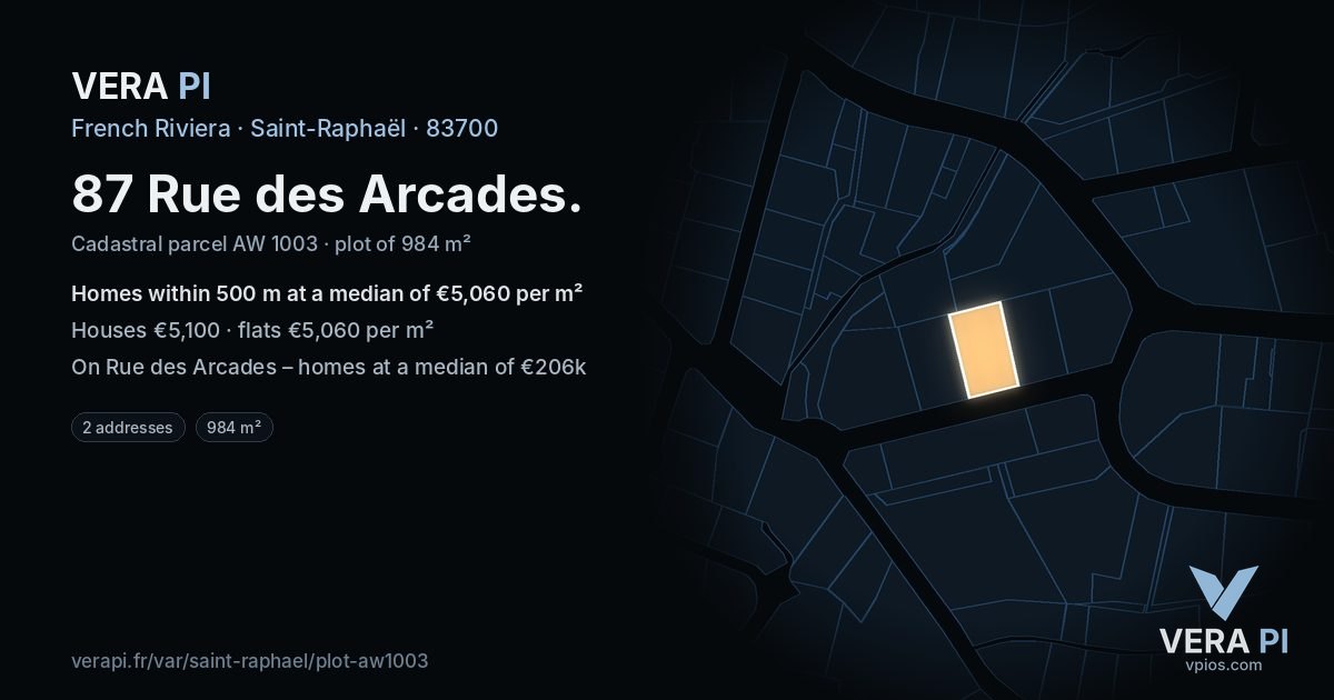87 Rue des Arcades, Saint-Raphaël at night – the plot lit, the parcels around coloured by the prices near them