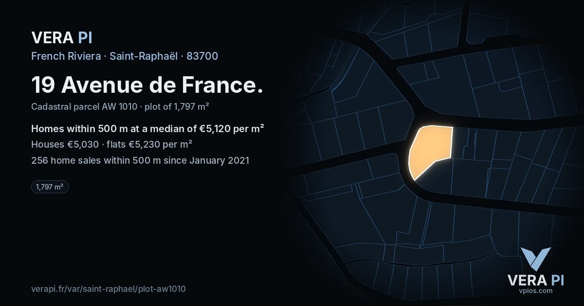 19 Avenue de France, Saint-Raphaël at night – the plot lit, the parcels around coloured by the prices near them