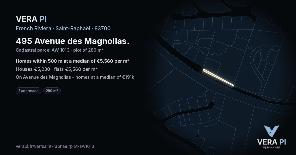 495 Avenue des Magnolias, Saint-Raphaël at night – the plot lit, the parcels around coloured by the prices near them