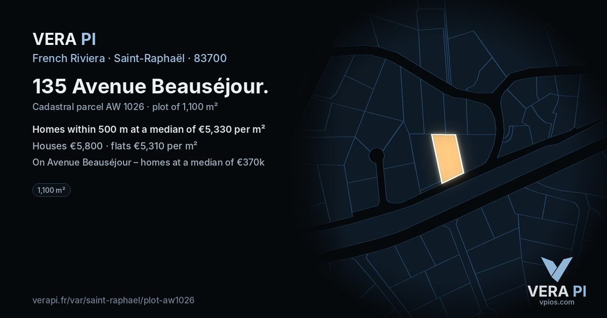 135 Avenue Beauséjour, Saint-Raphaël at night – the plot lit, the parcels around coloured by the prices near them
