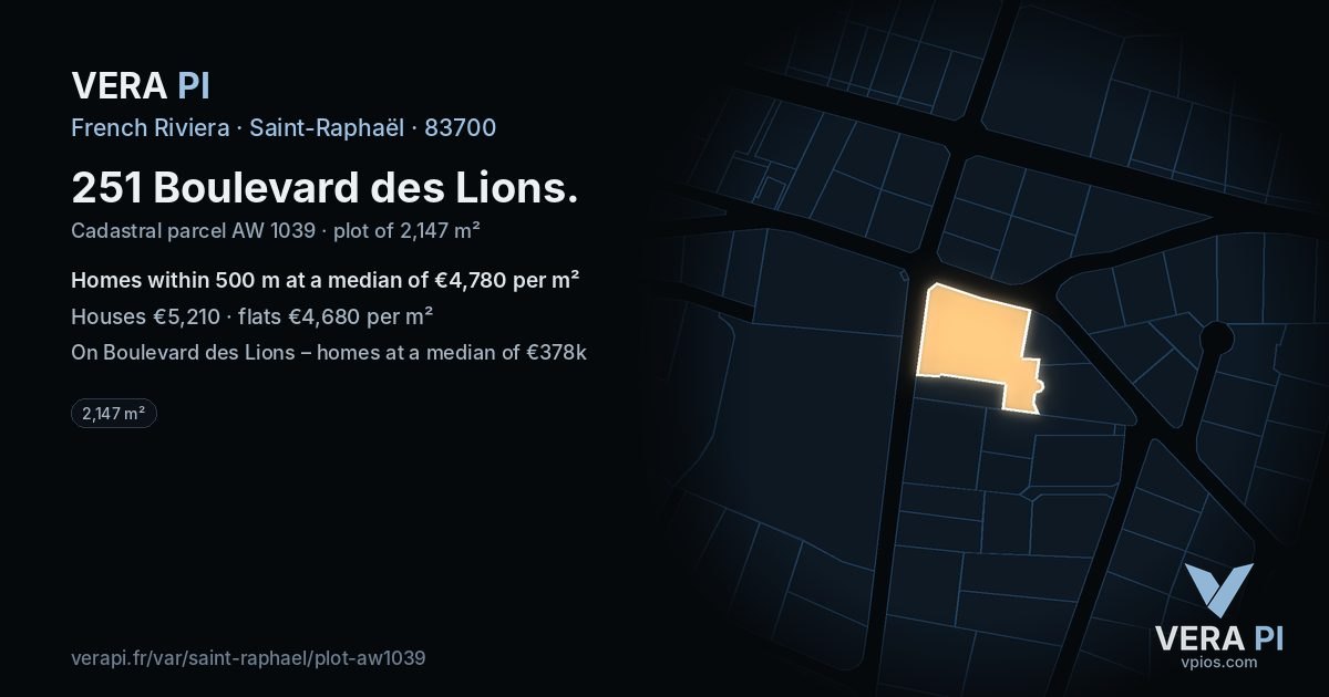 251 Boulevard des Lions, Saint-Raphaël at night – the plot lit, the parcels around coloured by the prices near them