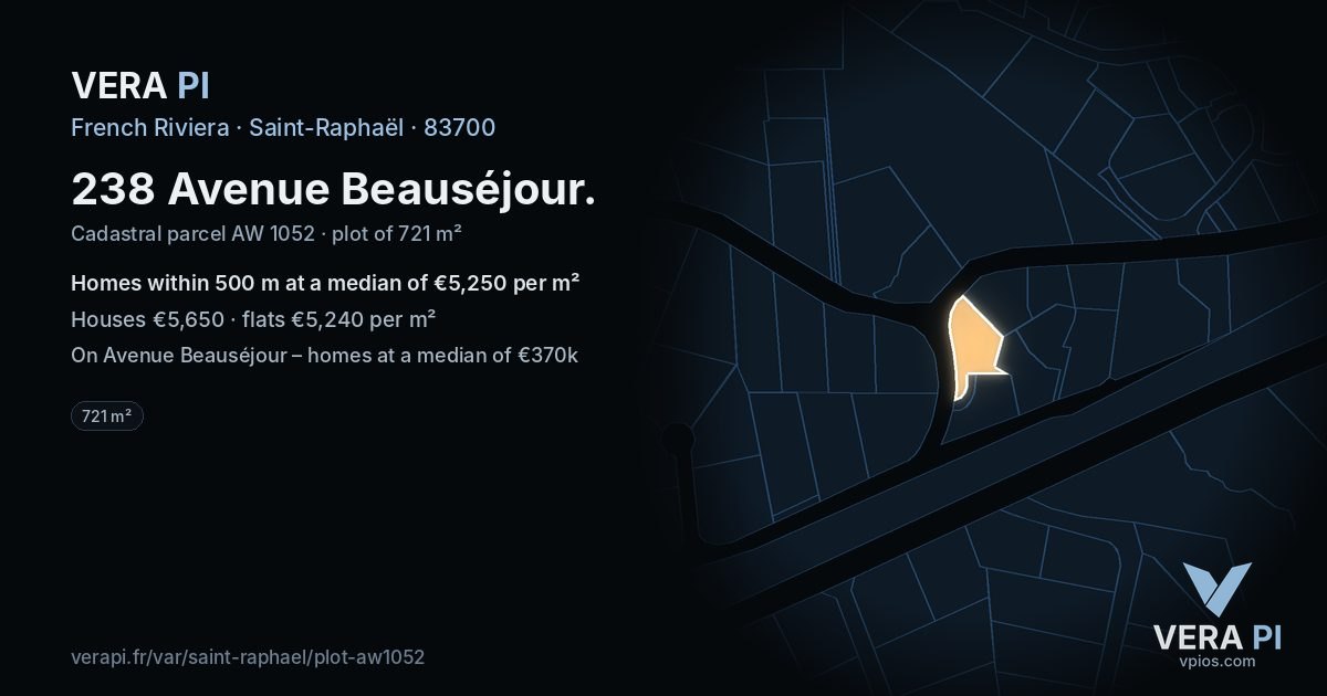 238 Avenue Beauséjour, Saint-Raphaël at night – the plot lit, the parcels around coloured by the prices near them