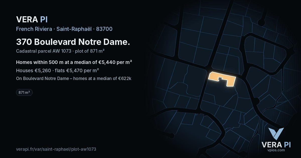 370 Boulevard Notre Dame, Saint-Raphaël at night – the plot lit, the parcels around coloured by the prices near them
