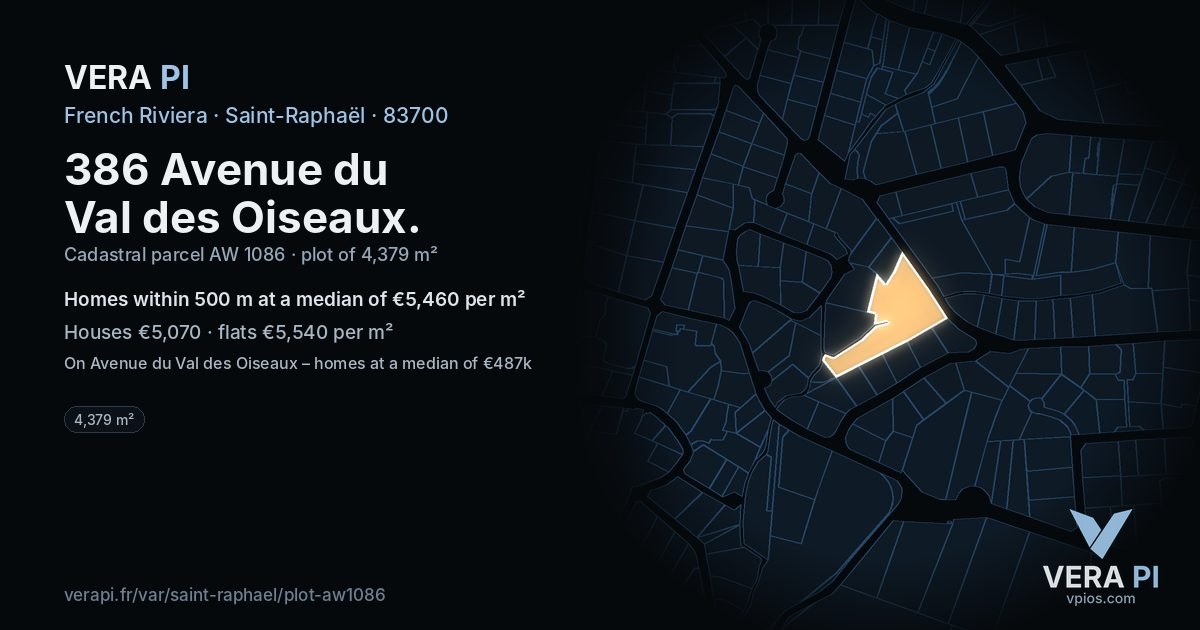 386 Avenue du Val des Oiseaux, Saint-Raphaël at night – the plot lit, the parcels around coloured by the prices near them