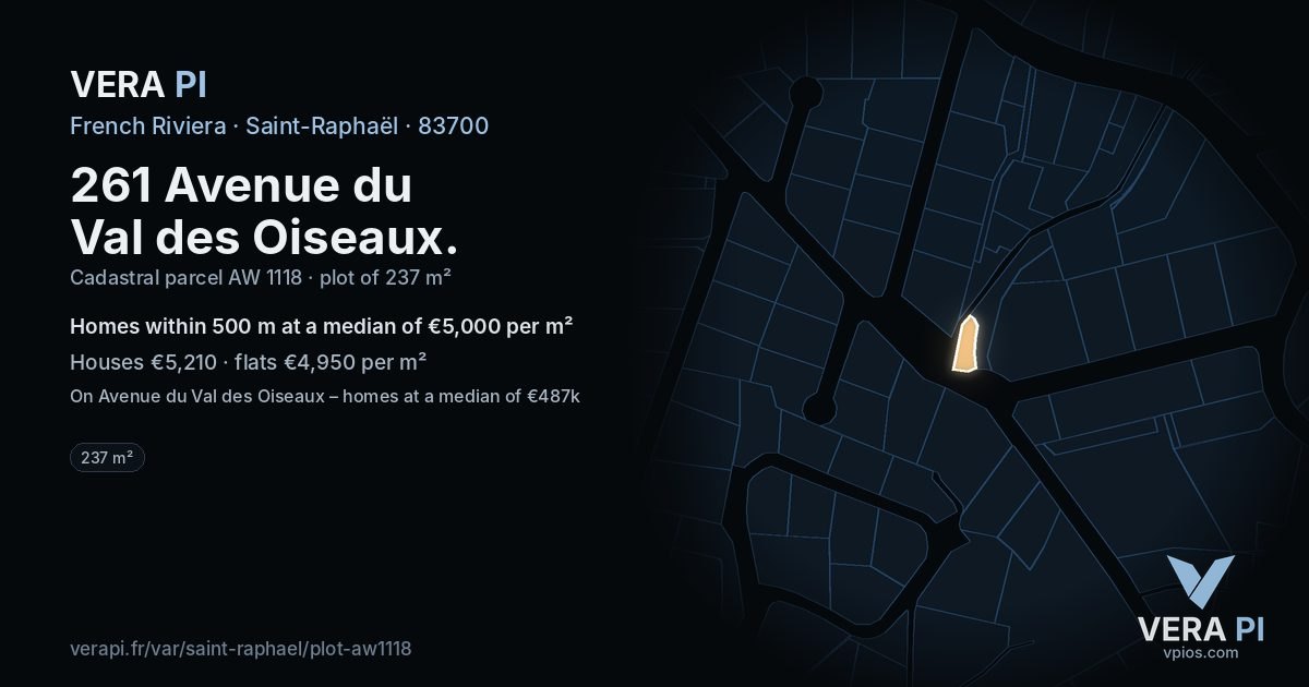 261 Avenue du Val des Oiseaux, Saint-Raphaël at night – the plot lit, the parcels around coloured by the prices near them
