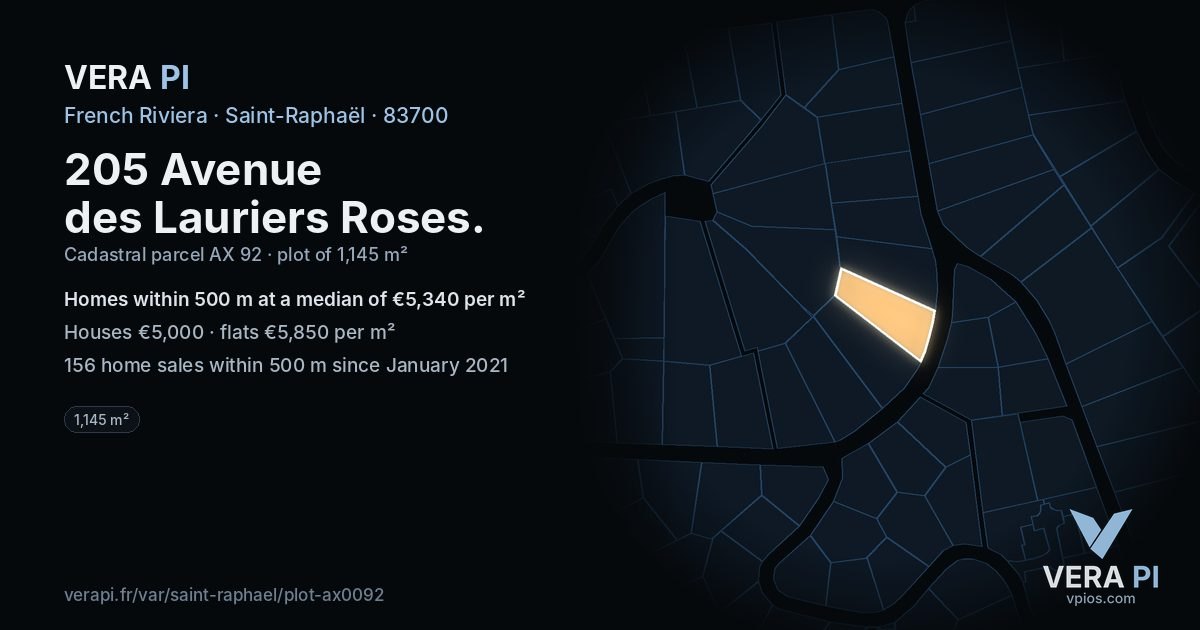 205 Avenue des Lauriers Roses, Saint-Raphaël at night – the plot lit, the parcels around coloured by the prices near them