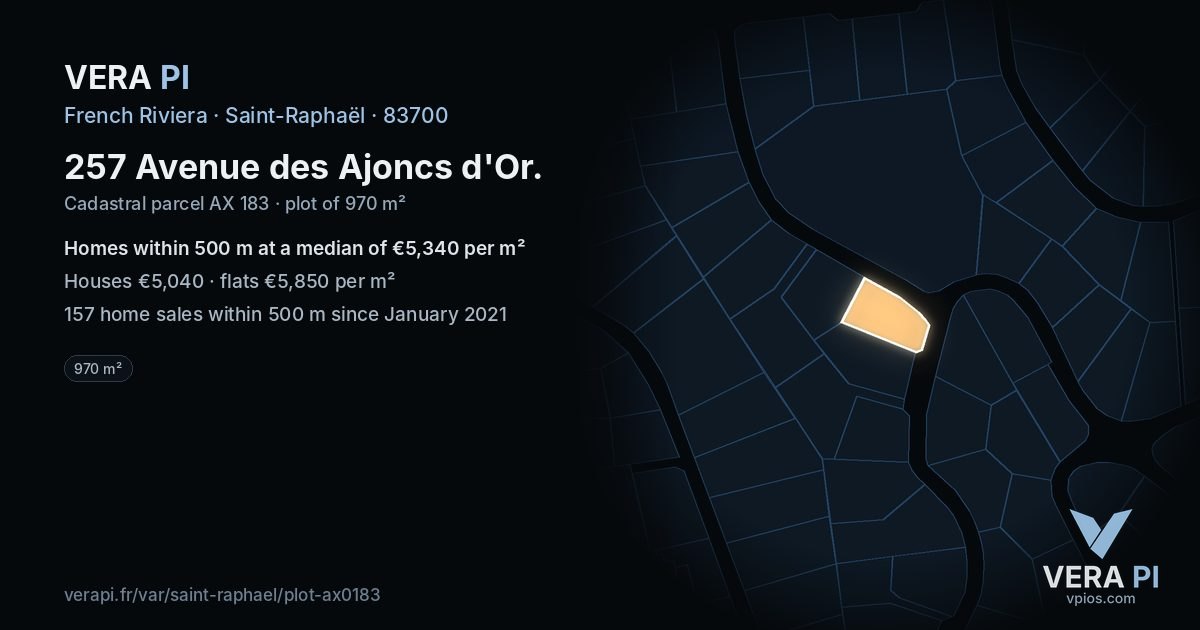 257 Avenue des Ajoncs d'Or, Saint-Raphaël at night – the plot lit, the parcels around coloured by the prices near them