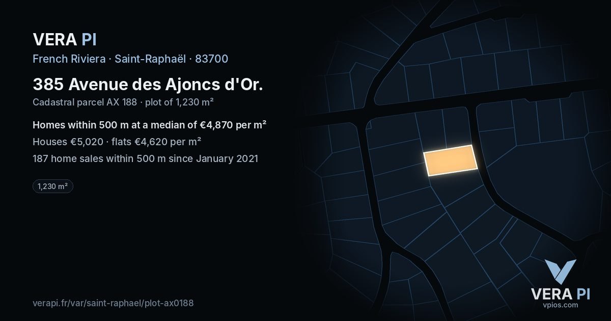 385 Avenue des Ajoncs d'Or, Saint-Raphaël at night – the plot lit, the parcels around coloured by the prices near them