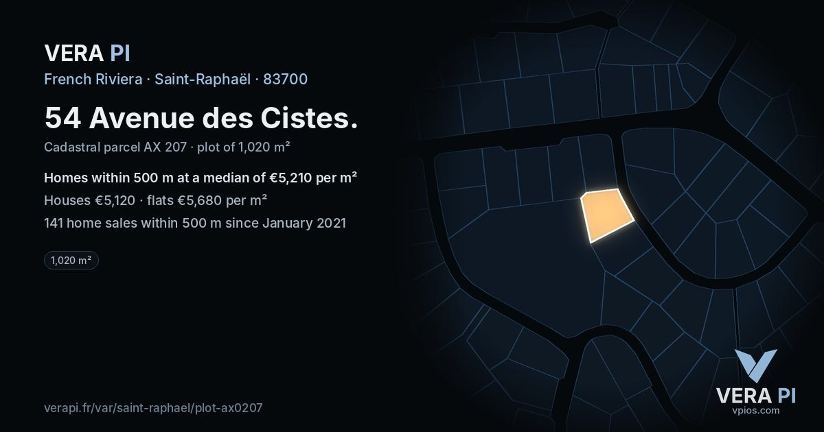 54 Avenue des Cistes, Saint-Raphaël at night – the plot lit, the parcels around coloured by the prices near them