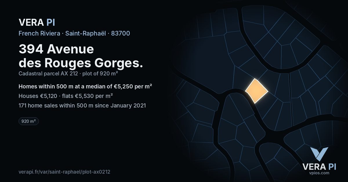 394 Avenue des Rouges Gorges, Saint-Raphaël at night – the plot lit, the parcels around coloured by the prices near them