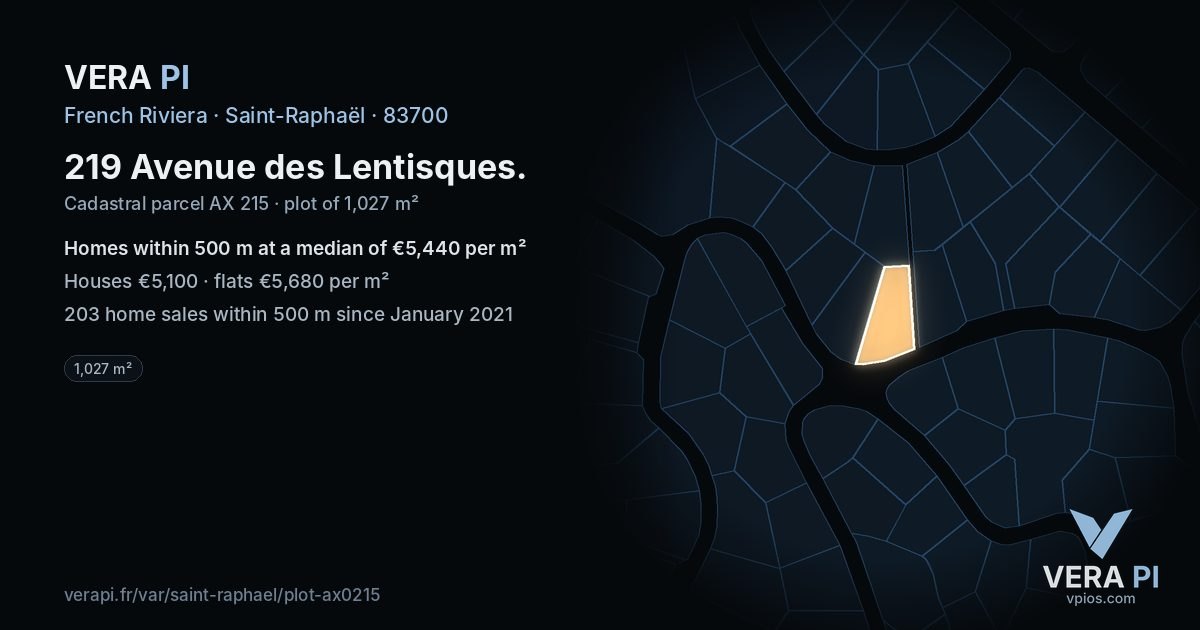 219 Avenue des Lentisques, Saint-Raphaël at night – the plot lit, the parcels around coloured by the prices near them