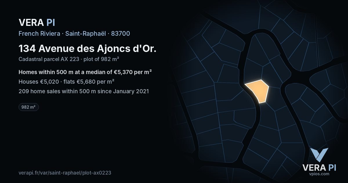 134 Avenue des Ajoncs d'Or, Saint-Raphaël at night – the plot lit, the parcels around coloured by the prices near them