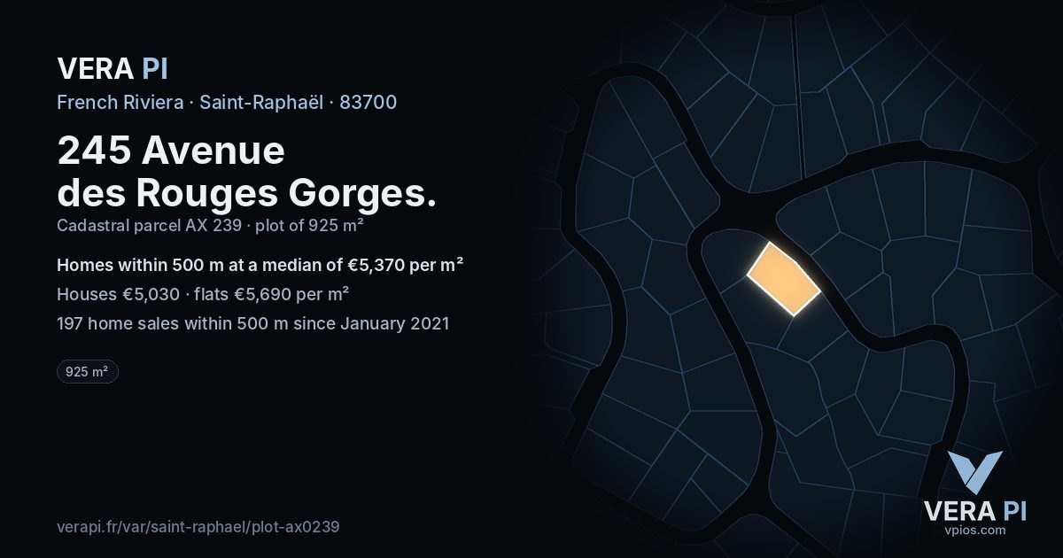 245 Avenue des Rouges Gorges, Saint-Raphaël at night – the plot lit, the parcels around coloured by the prices near them