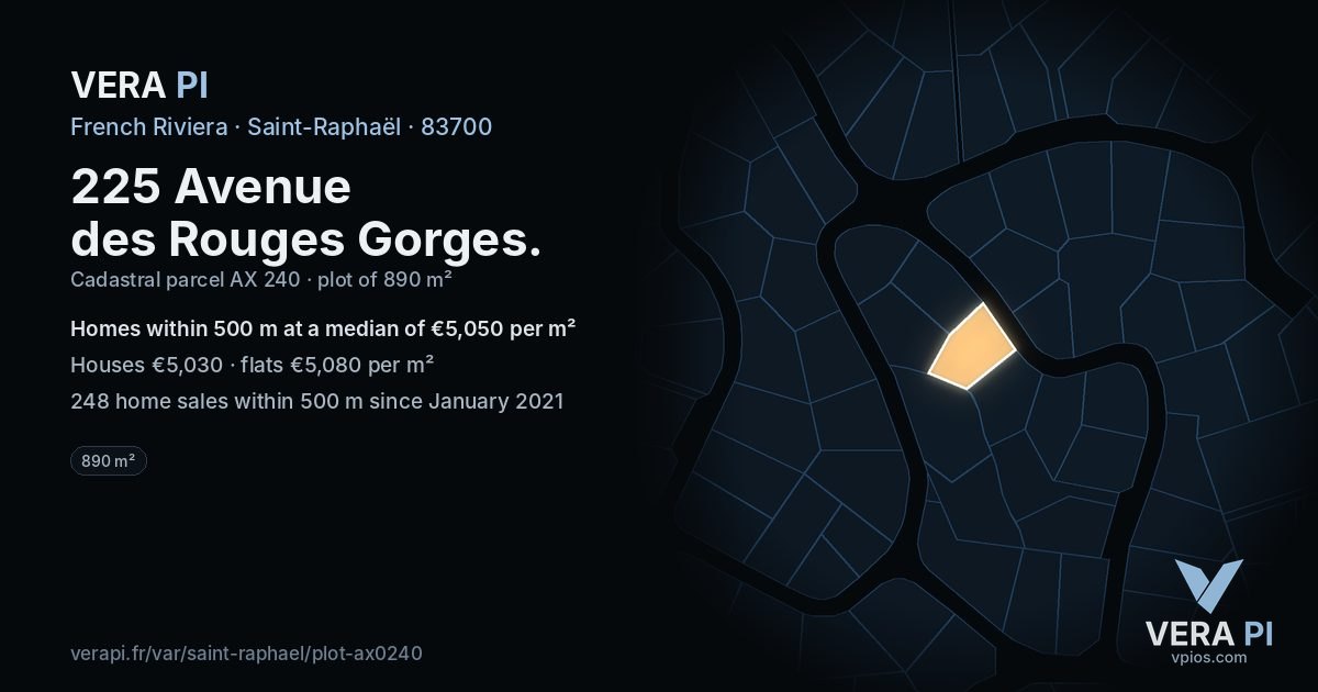 225 Avenue des Rouges Gorges, Saint-Raphaël at night – the plot lit, the parcels around coloured by the prices near them