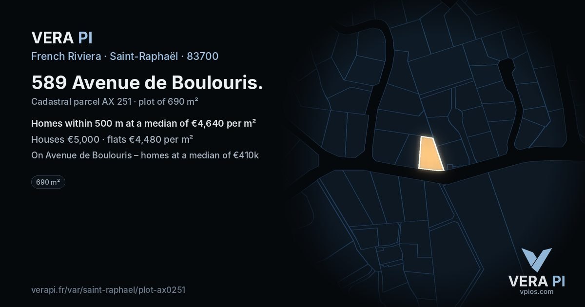 589 Avenue de Boulouris, Saint-Raphaël at night – the plot lit, the parcels around coloured by the prices near them