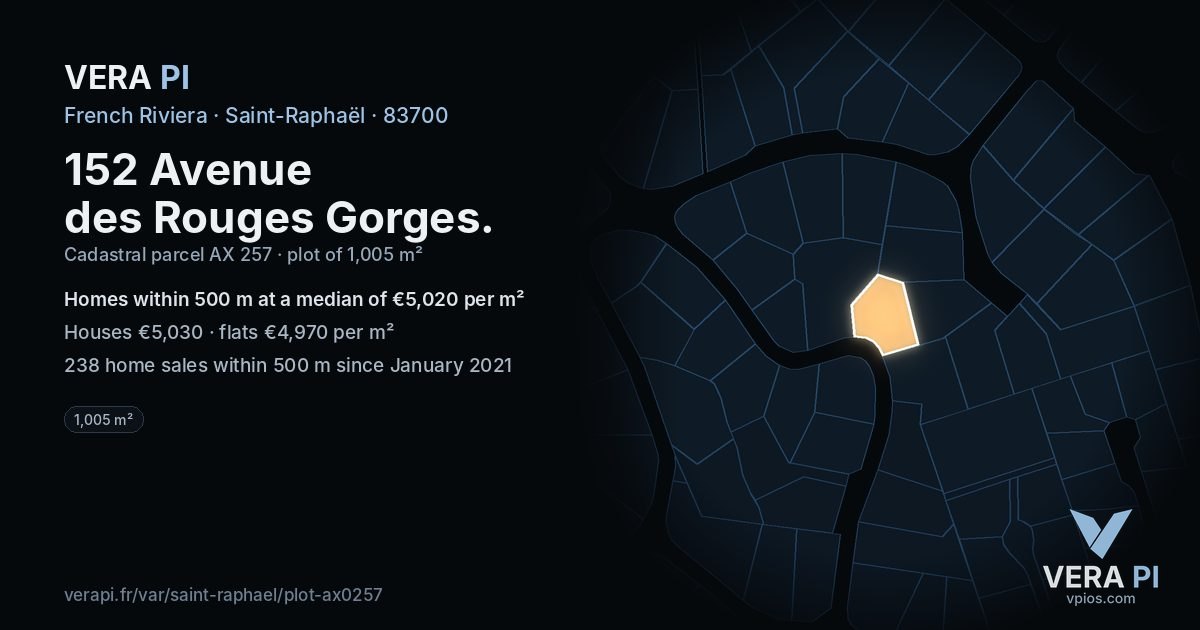 152 Avenue des Rouges Gorges, Saint-Raphaël at night – the plot lit, the parcels around coloured by the prices near them