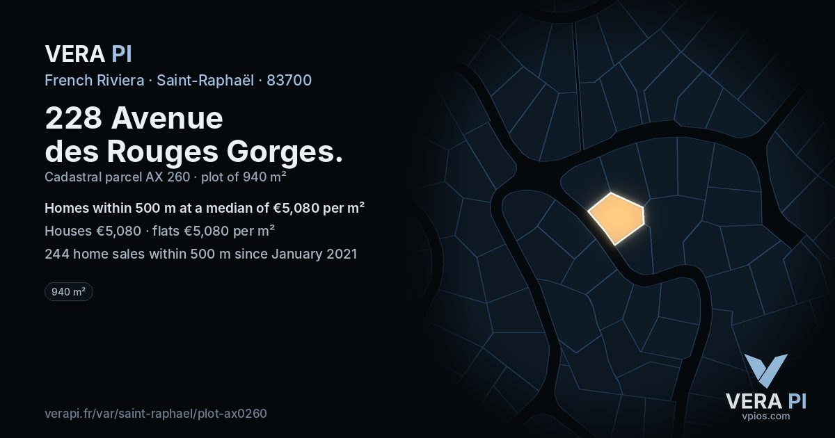 228 Avenue des Rouges Gorges, Saint-Raphaël at night – the plot lit, the parcels around coloured by the prices near them