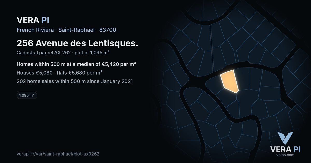 256 Avenue des Lentisques, Saint-Raphaël at night – the plot lit, the parcels around coloured by the prices near them
