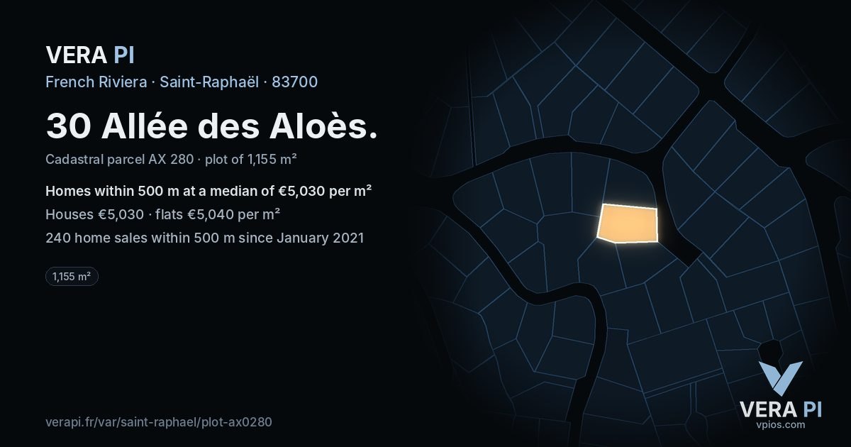 30 Allée des Aloès, Saint-Raphaël at night – the plot lit, the parcels around coloured by the prices near them