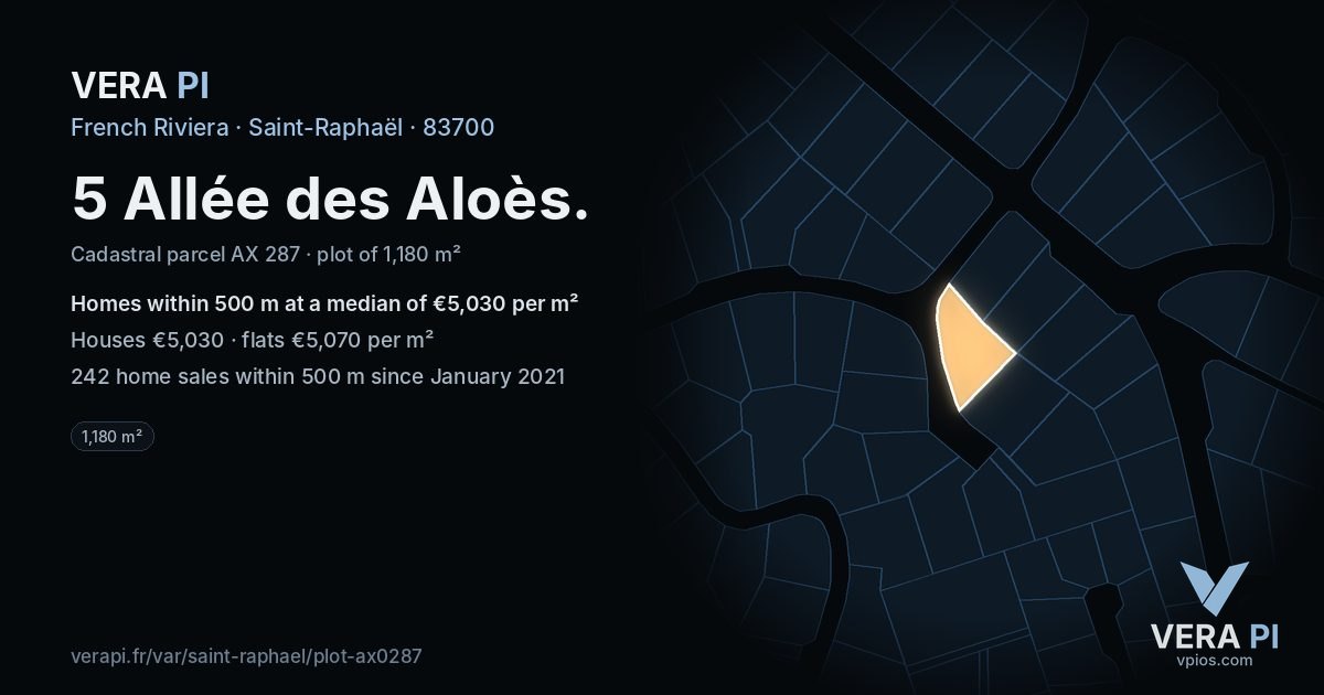 5 Allée des Aloès, Saint-Raphaël at night – the plot lit, the parcels around coloured by the prices near them