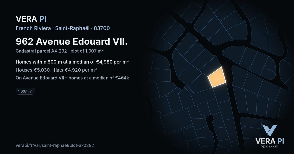 962 Avenue Edouard VII, Saint-Raphaël at night – the plot lit, the parcels around coloured by the prices near them