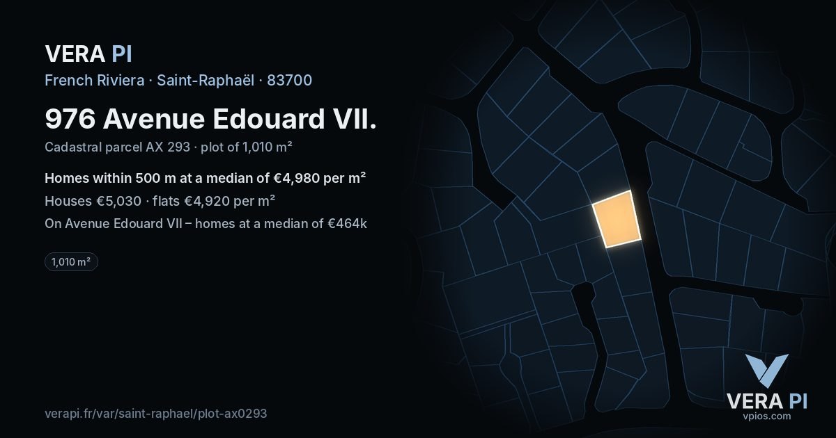 976 Avenue Edouard VII, Saint-Raphaël at night – the plot lit, the parcels around coloured by the prices near them