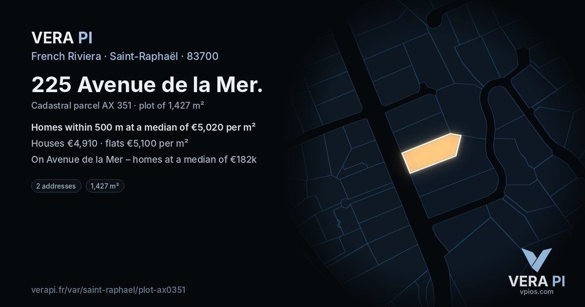 225 Avenue de la Mer, Saint-Raphaël at night – the plot lit, the parcels around coloured by the prices near them