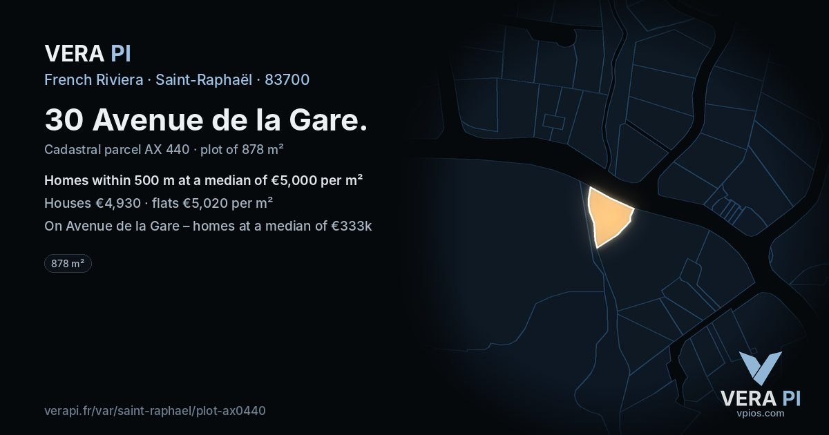 30 Avenue de la Gare, Saint-Raphaël at night – the plot lit, the parcels around coloured by the prices near them