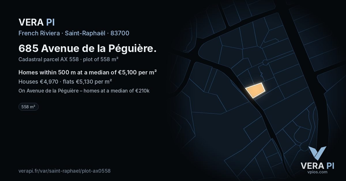 685 Avenue de la Péguière, Saint-Raphaël at night – the plot lit, the parcels around coloured by the prices near them