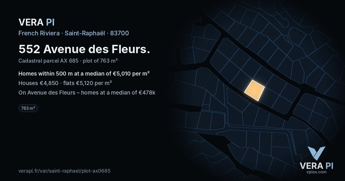 552 Avenue des Fleurs, Saint-Raphaël at night – the plot lit, the parcels around coloured by the prices near them